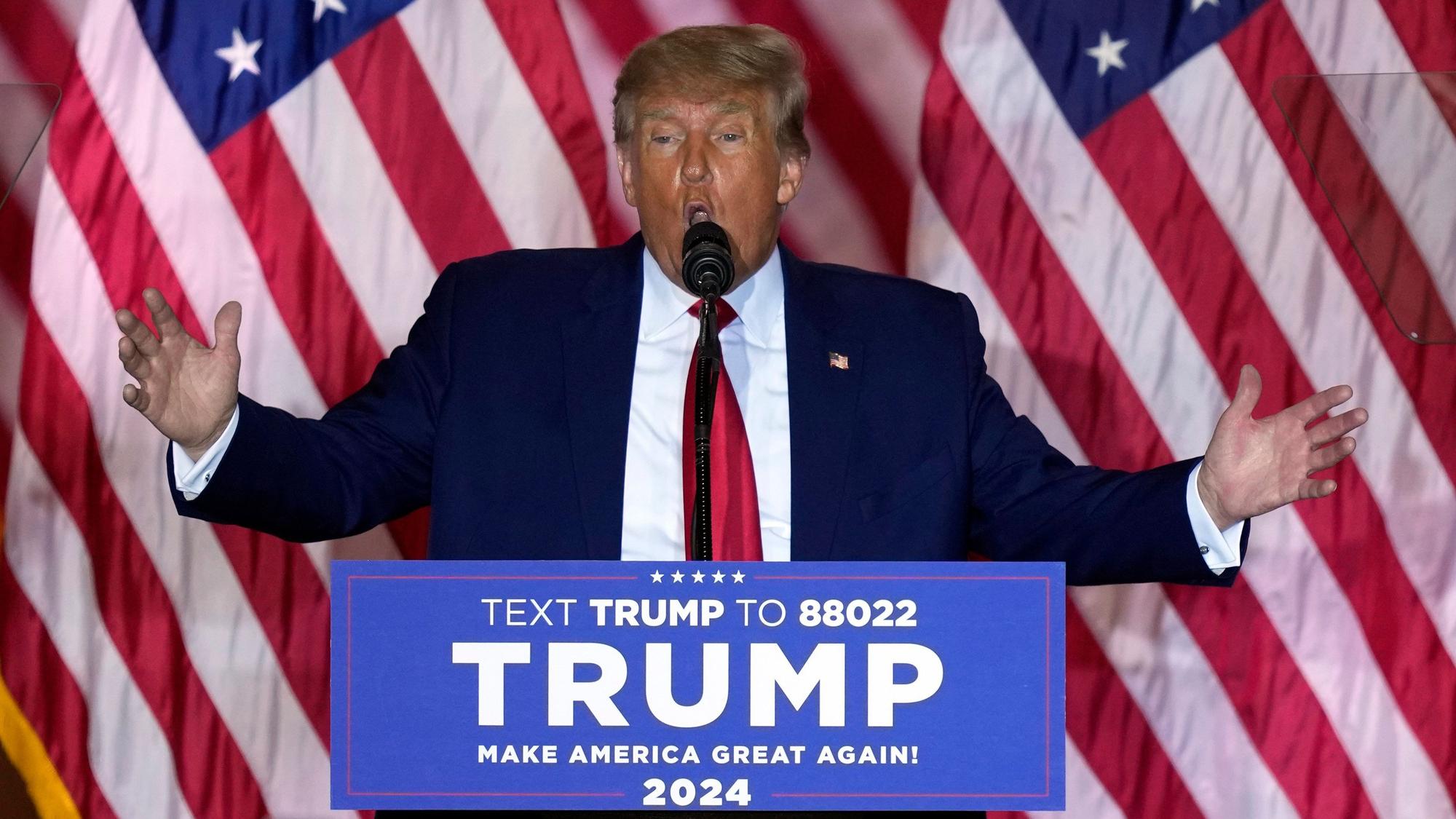 Ex-Präsident Donald Trump breitet während einer Rede am Dienstag (Ortszeit) in Mar-a-Lago, Florida, die Arme aus.