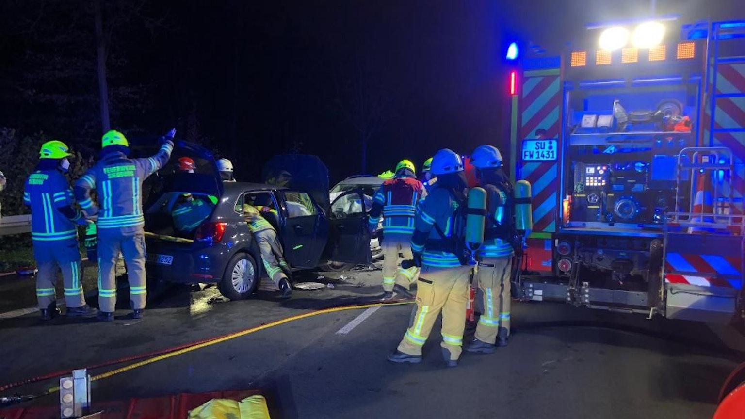 Bei einem Unfall auf der Bundesstraße 56 in Siegburg wurden zwei Menschen schwer verletzt. Eine 19-Jährige aus Lohmar musste von der Feuerwehr aus ihrem Auto befreit werden.