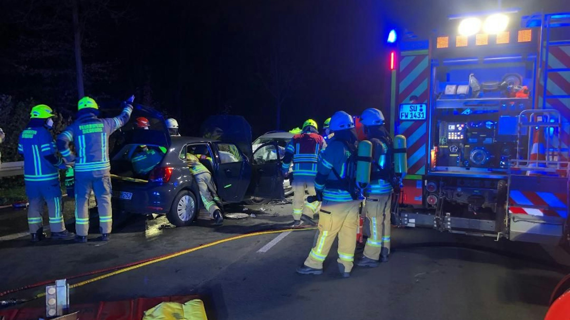 Bei einem Unfall auf der Bundesstraße 56 in Siegburg wurden zwei Menschen schwer verletzt. Eine 19-Jährige aus Lohmar musste von der Feuerwehr aus ihrem Auto befreit werden.