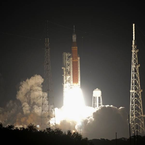 Die Weltraumrakete Artemis 1 startet, sie befindet sich bereits in der Luft, Flammen schießen aus dem Heck der Nasa-Rakete.