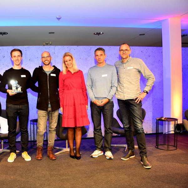 Die Chefin der Wirtschaftsförderung Rhein-Erft, Susanne Dayer-Dobiey und Landrat Frank Rock überreichten den Startup-Preis an Anton und Charlotte Irlen, Johannes Decker, David Neumann, Ralf Nähring und Clemens von Gizycki.