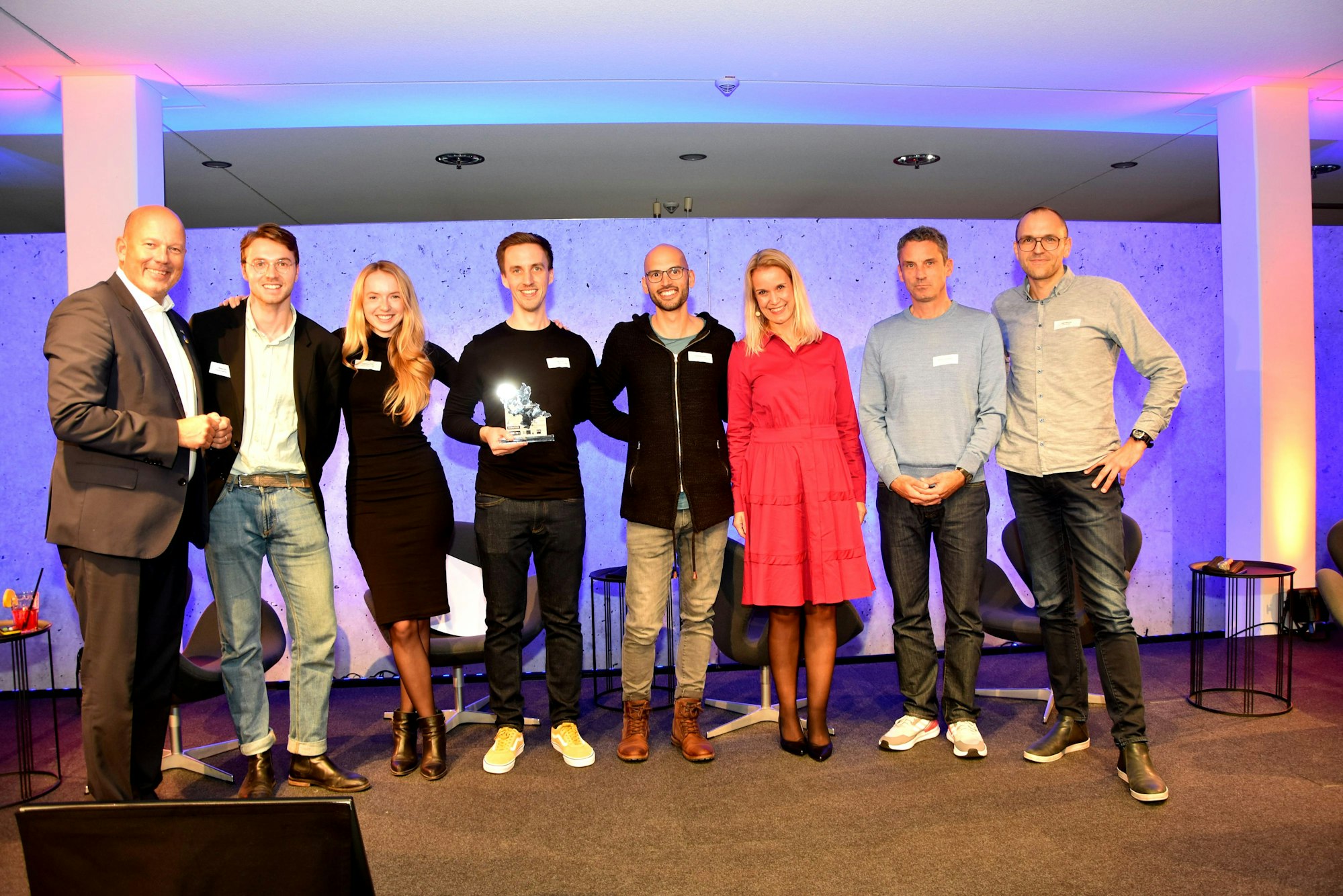 Die Chefin der Wirtschaftsförderung Rhein-Erft, Susanne Dayer-Dobiey und Landrat Frank Rock überreichten den Startup-Preis an Anton und Charlotte Irlen, Johannes Decker, David Neumann, Ralf Nähring und Clemens von Gizycki.