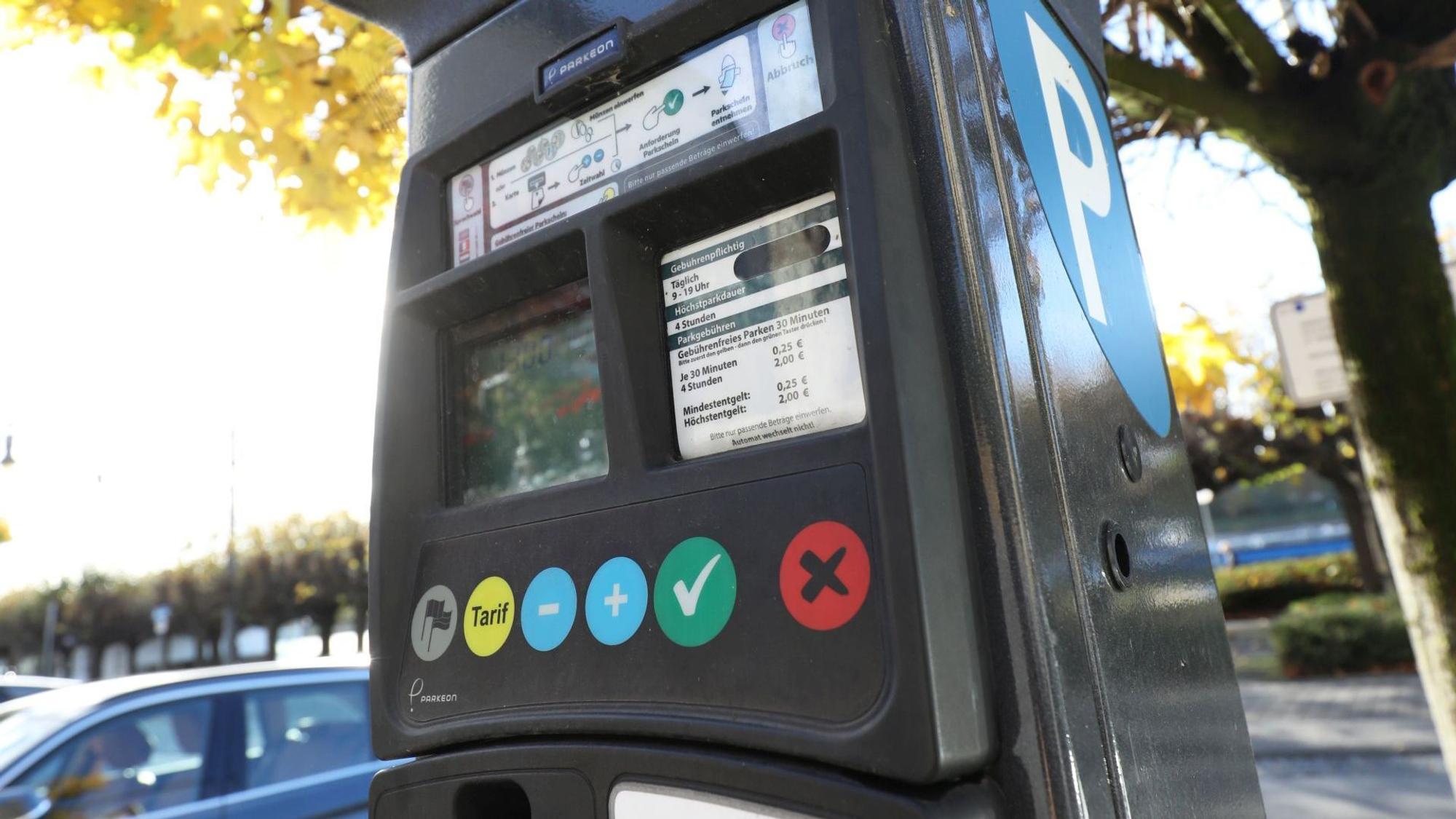 Ein Parkscheinautomat mit verschieden farbigen Tasten steht in der Altstadt von Königswinter.