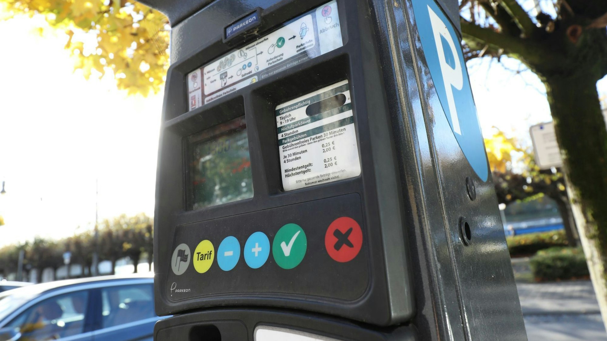 Ein Parkscheinautomat mit verschieden farbigen Tasten steht in der Altstadt von Königswinter.