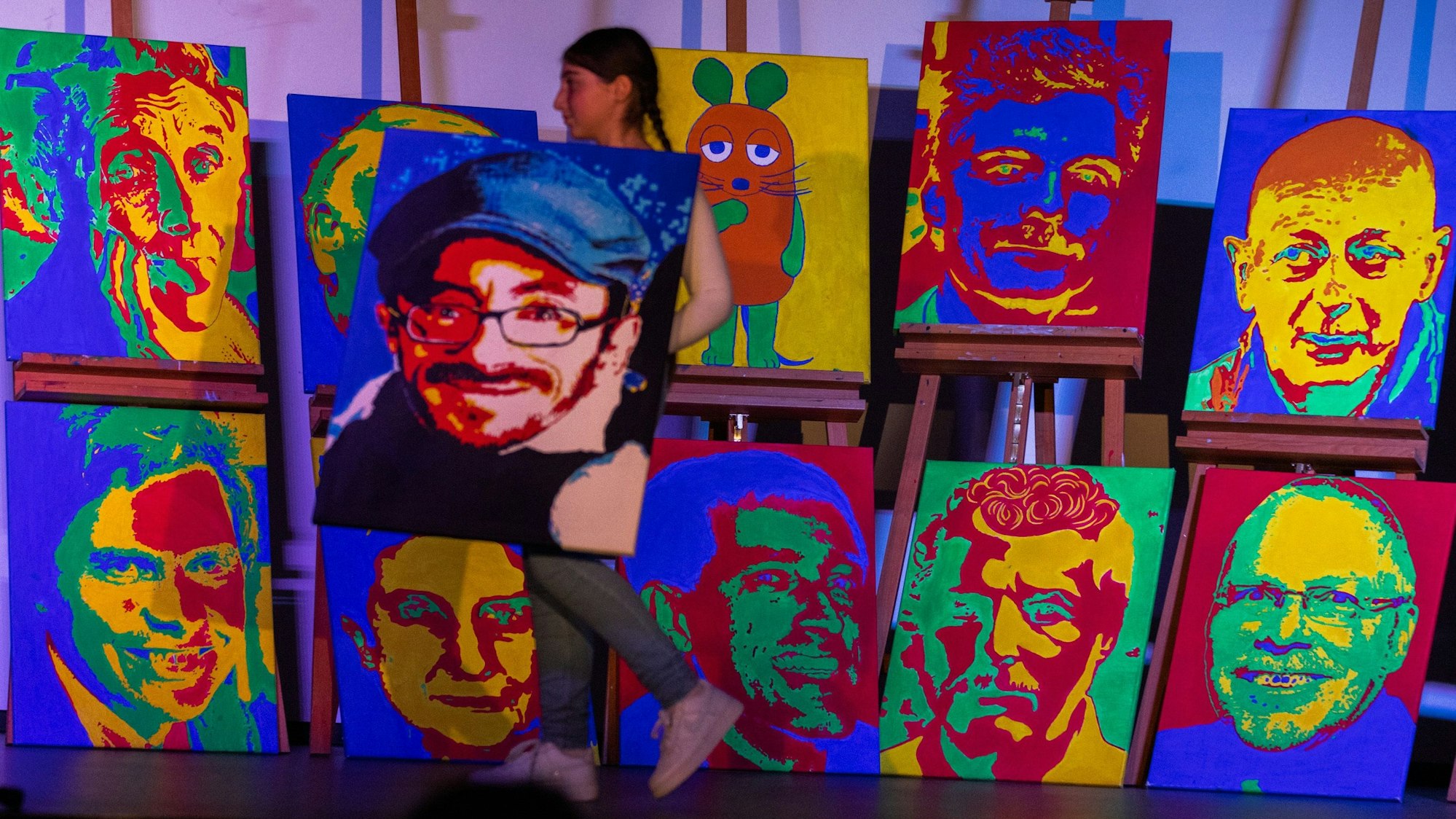 Porträts in flächigen Farben zeigen die Preisträger - auch bereits Raúl Aguayo-Krauthausen