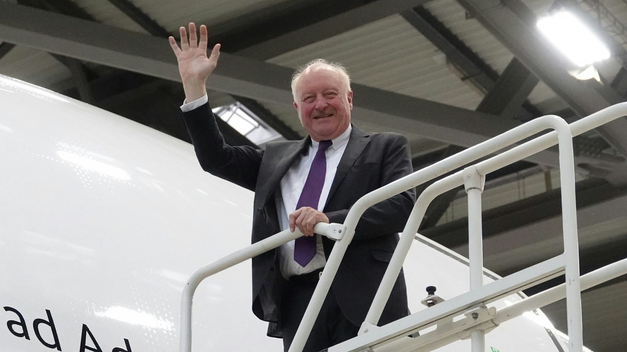 Konrad Adenauer winkt vor dem Airbus.