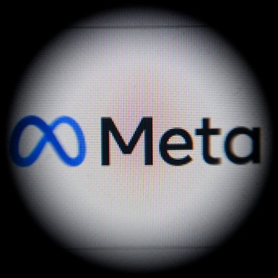 Das Meta-Logo auf einem Computerbildschirm, umrandet von einem schwarzem Kreis.