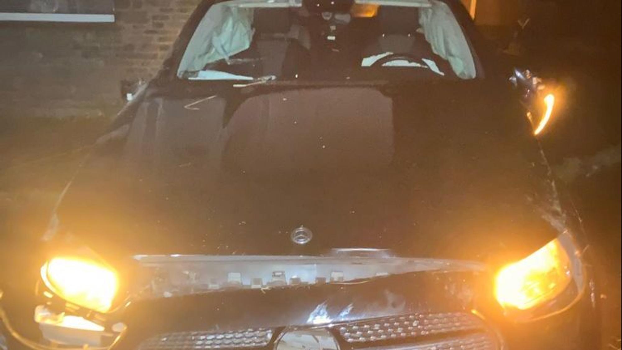Ein zerbeulter Mercedes steht nach einem Unfall vor der Grundermühle bei Kürten.
