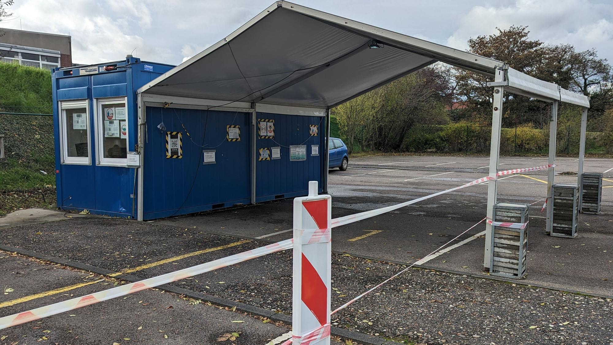 Ein leerstehendes Corona-Testzentrum ist abgesperrt.
