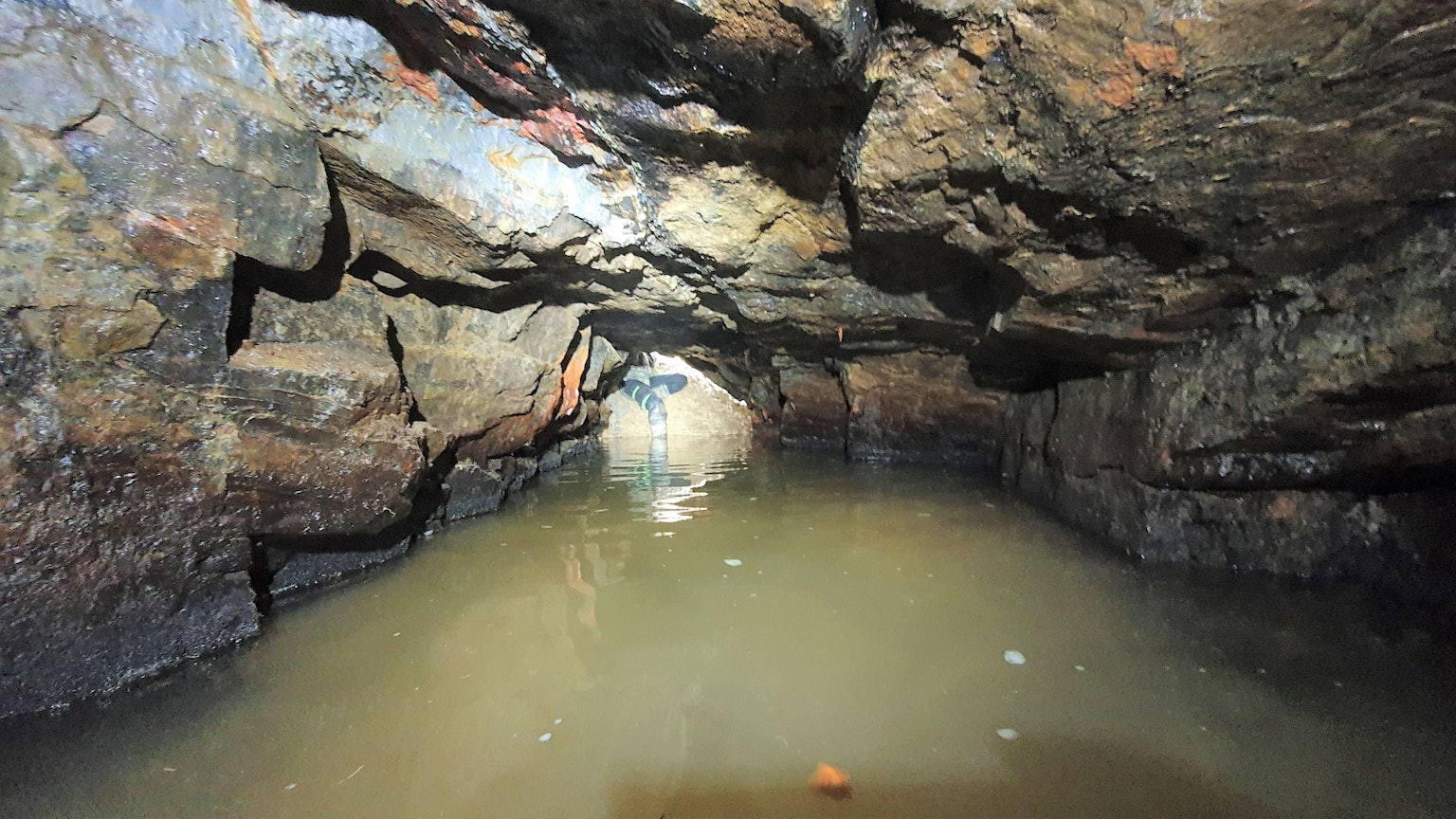 Eine Höhle ist mit Wasser vollgelaufen.