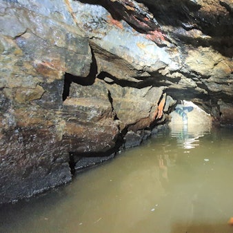 Eine Höhle ist mit Wasser vollgelaufen.