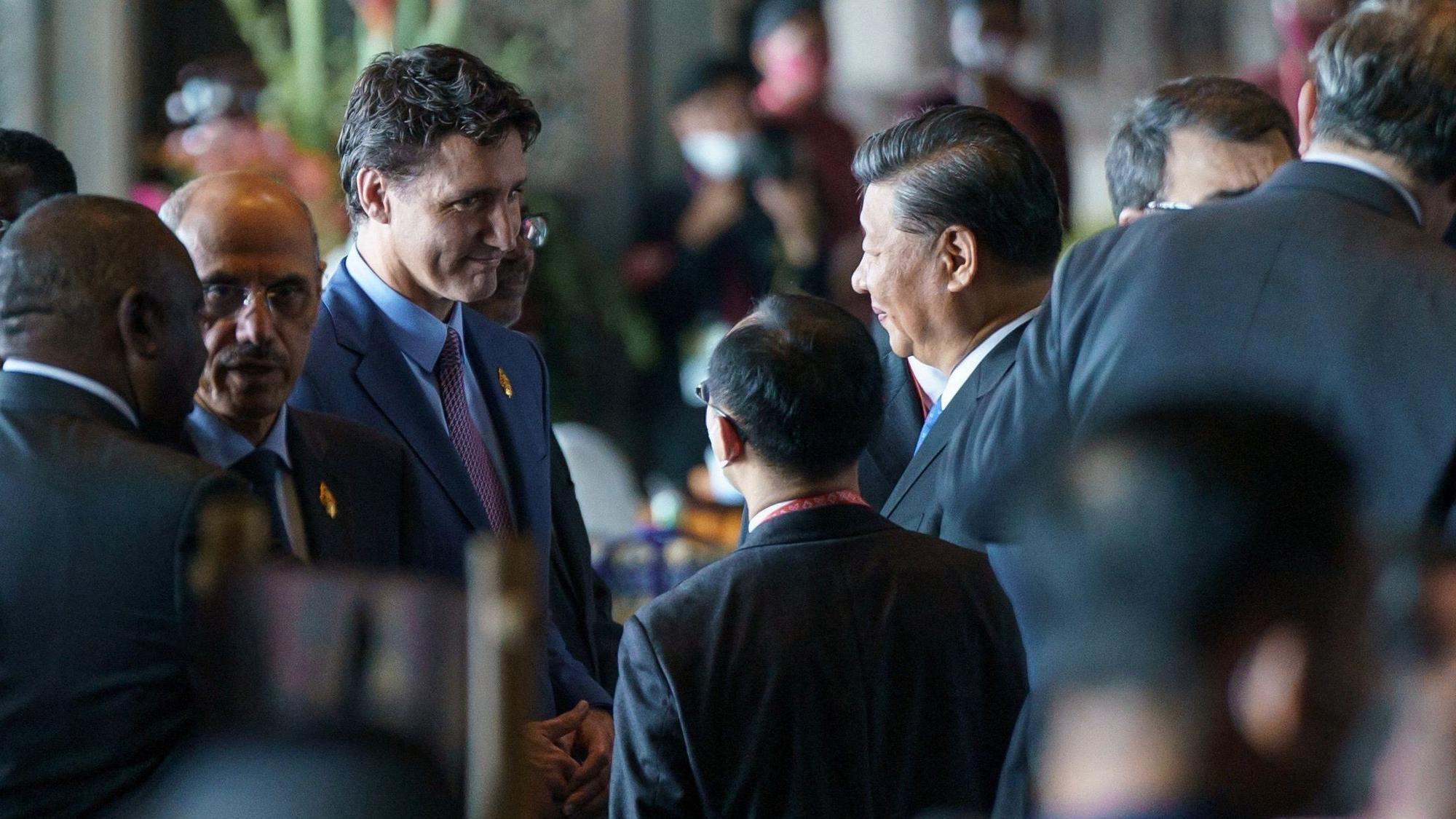 Der kanadische Premierminister Justin Trudeau (l.) und der chinesische Präsident Xi Jinping (r.) schauen sich beim G20-Gipfel auf Bali in die Augen.