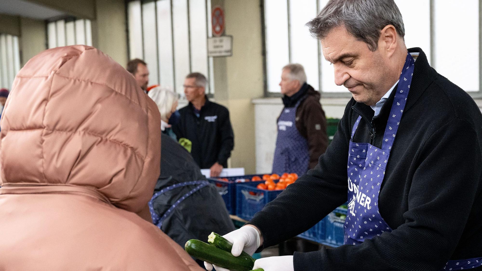 Markus Söder (CSU), Ministerpräsident von Bayern, besucht am Münchner Großmarkt eine Ausgabestelle der Tafel München und verteilt dabei Lebensmittel.