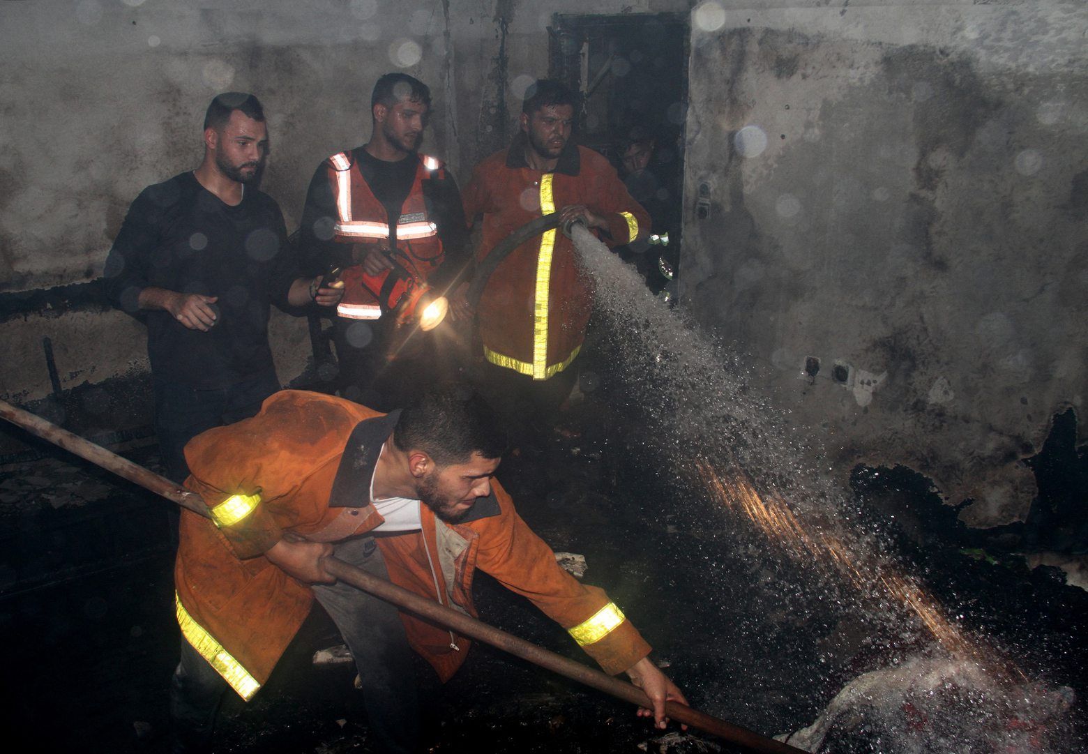 Bei einem Wohnhausbrand in einem Flüchtlingslager im Gazastreifen sind palästinensischen Medienberichten zufolge mehrere Menschen getötet worden.