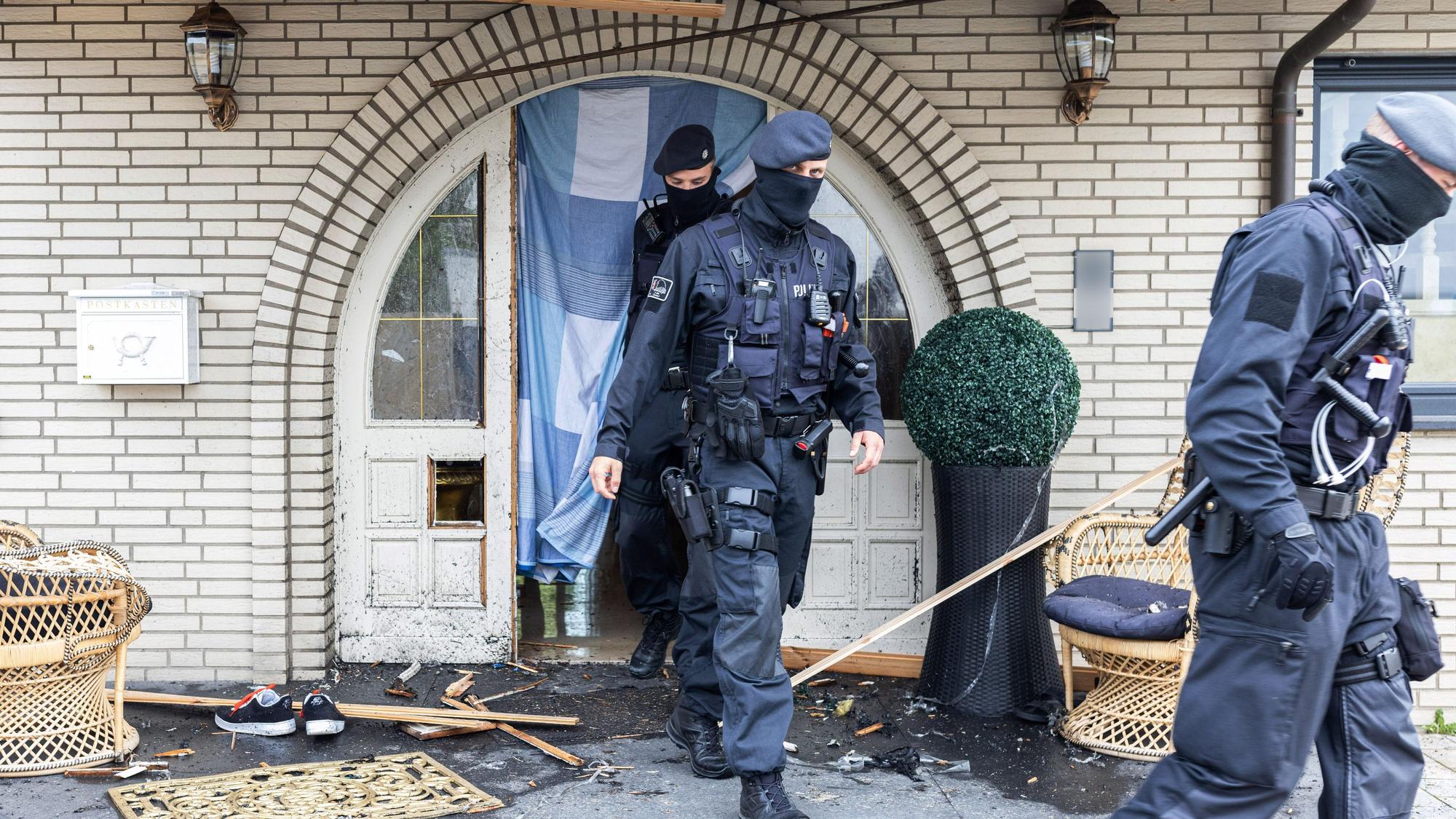 Leverkusen: Polizisten verlassen in Leverkusen eine Villa nach Durchsuchungen im Bereich der Clankriminalität in Nordrhein-Westfalen.