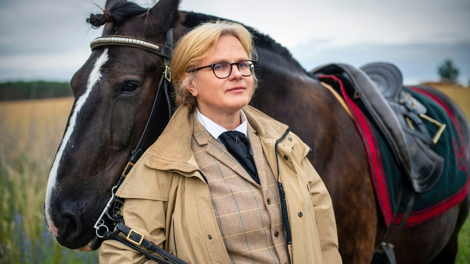 Karen Duve, Autorin, zeigt ihr Pferd „Mister Belstaff“.