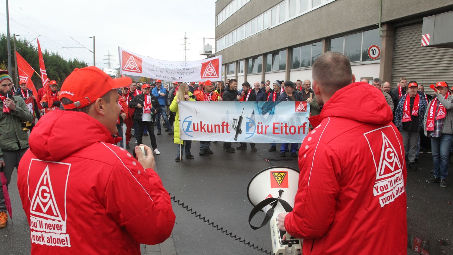 Vor dem Haupteingang versammelten sich einige Hundert Mitarbeiter.
