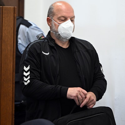 Nordrhein-Westfalen, Köln: Thomas Drach, Angeklagter, kommt zum Prozess in den Gerichtssaal. Der Reemtsma-Entführer ist wegen vier Raubüberfällen auf Geldtransporter angeklagt.