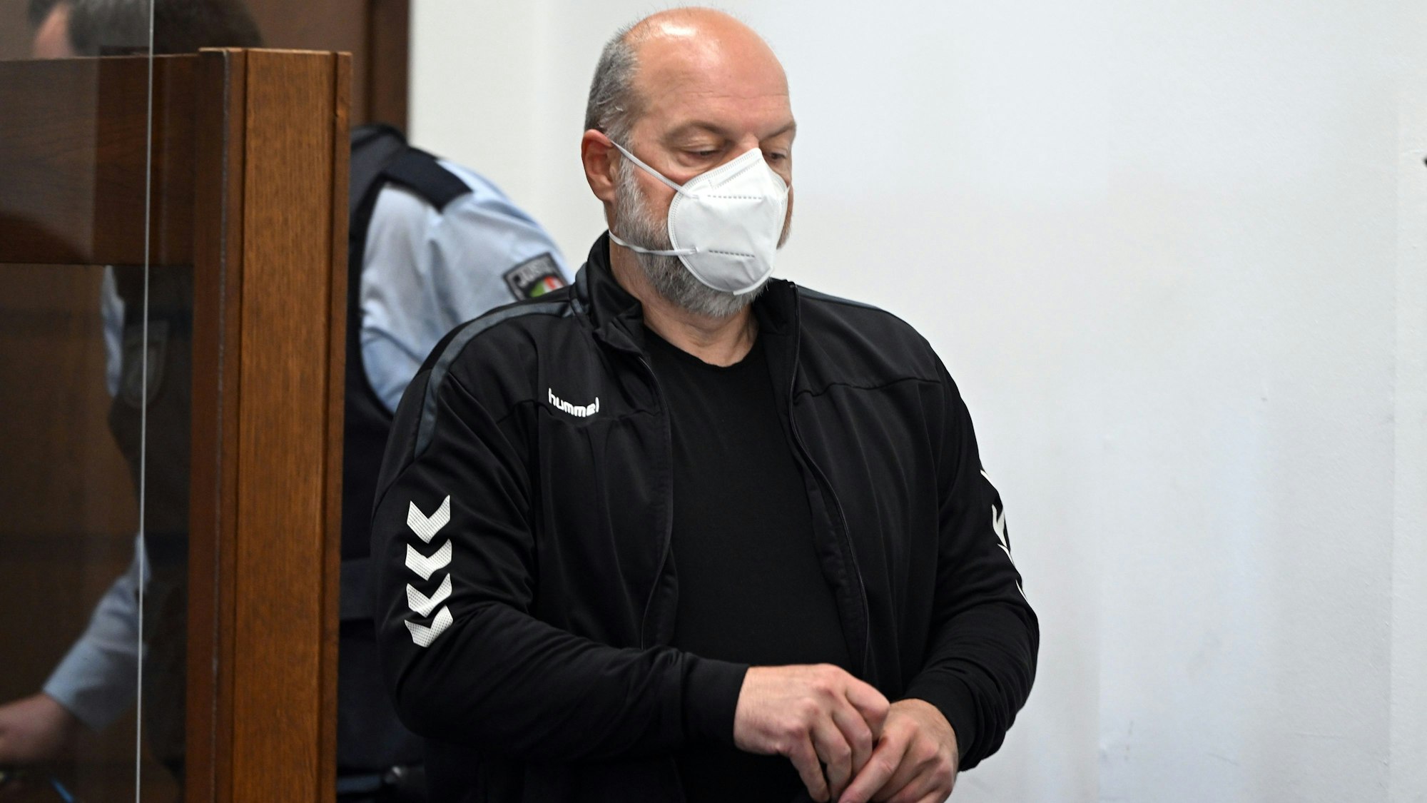 Nordrhein-Westfalen, Köln: Thomas Drach, Angeklagter, kommt zum Prozess in den Gerichtssaal. Der Reemtsma-Entführer ist wegen vier Raubüberfällen auf Geldtransporter angeklagt.