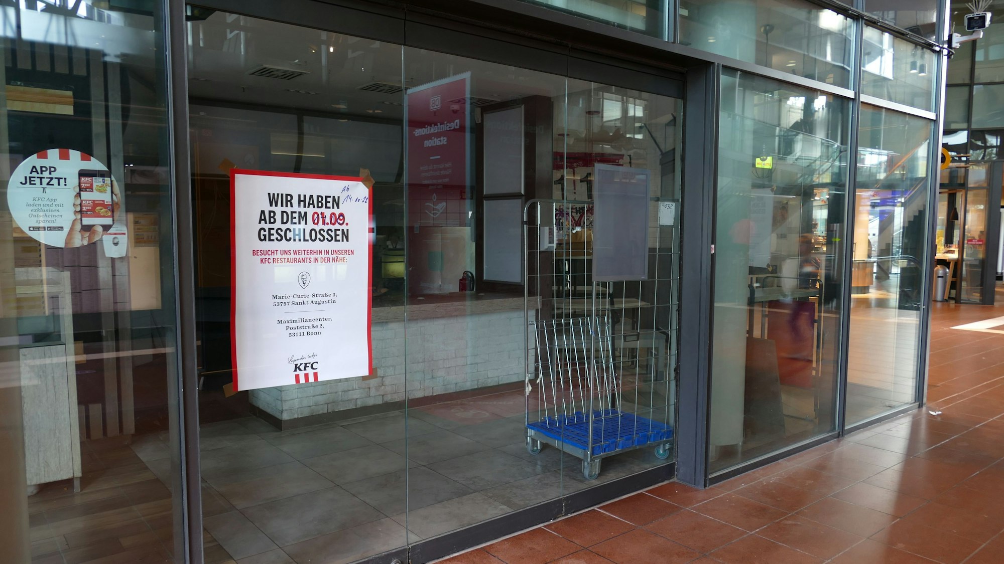 Ein Plakat an der Eingangstür weist darauf hin, dass die Filiale von Kentucky Fried Chicken im Siegburger Bahnhof seit dem 1. September 2022 geschlossen ist.