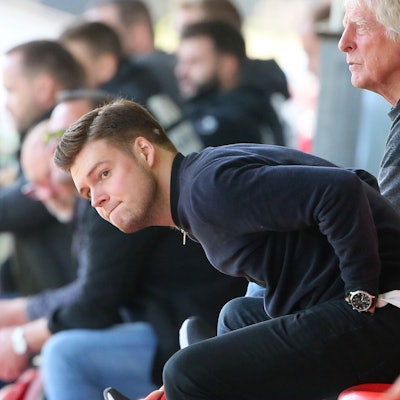 Der 29-jährige Lukas Berg verfolgt ein Spiel des 1. FC Köln