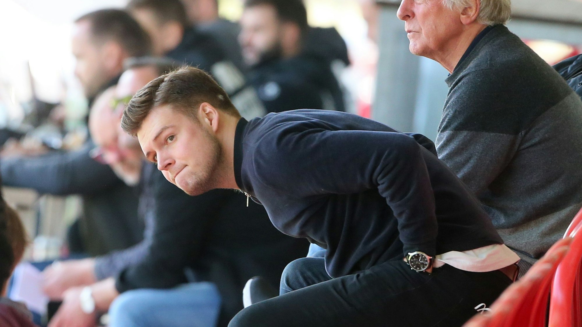 Der 29-jährige Lukas Berg verfolgt ein Spiel des 1. FC Köln