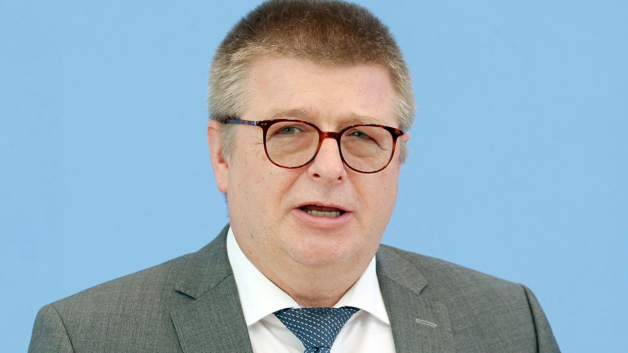Thomas Haldenwang, Präsident des Bundesamtes für Verfassungsschutz, schaut in die Kamera.