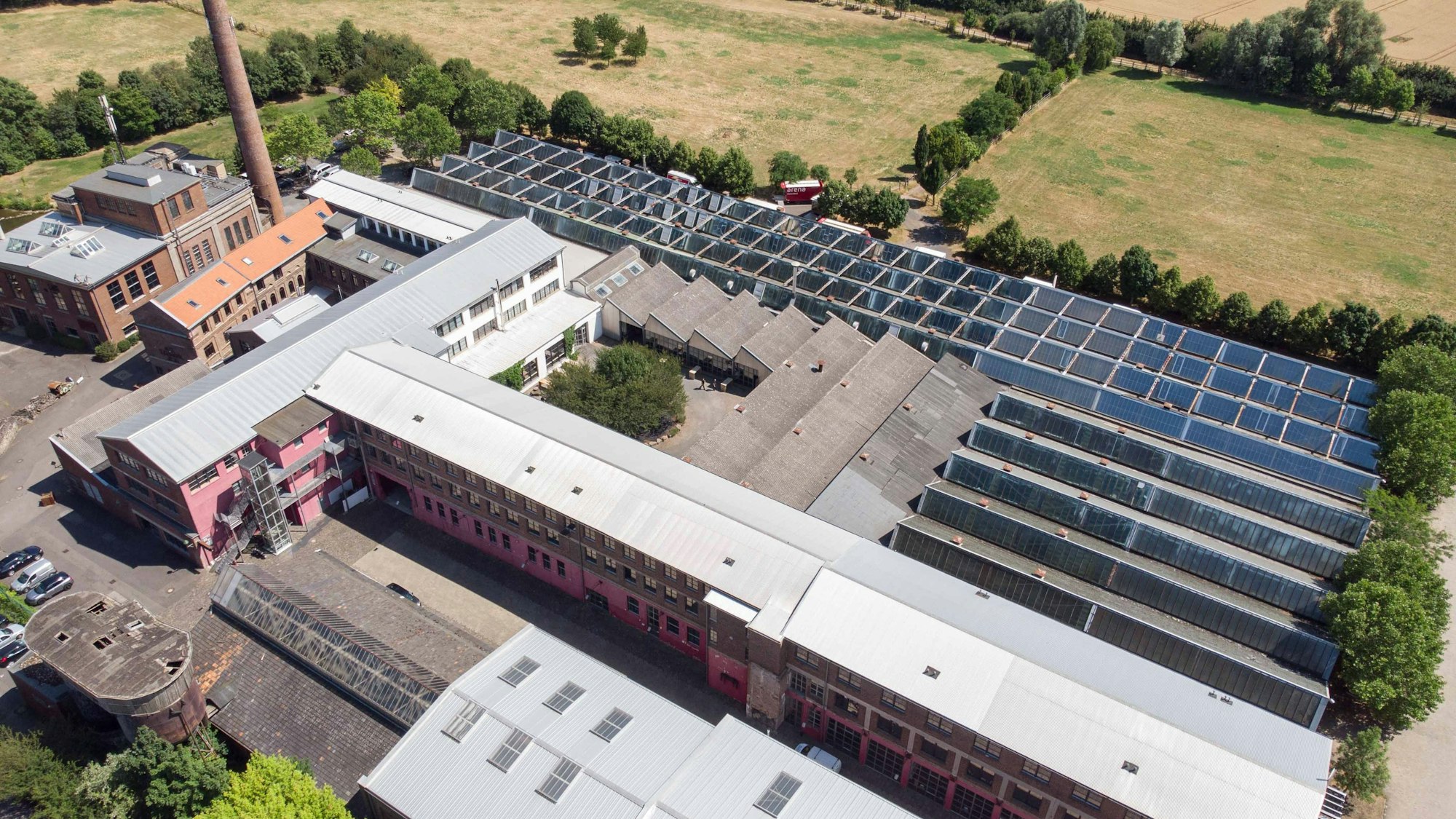 Auf dem alten Industriegelände stehen verschiedene Gebäude. Ein Großteil der Dächer ist mit Photovoltaik-Anlagen ausgestattet.