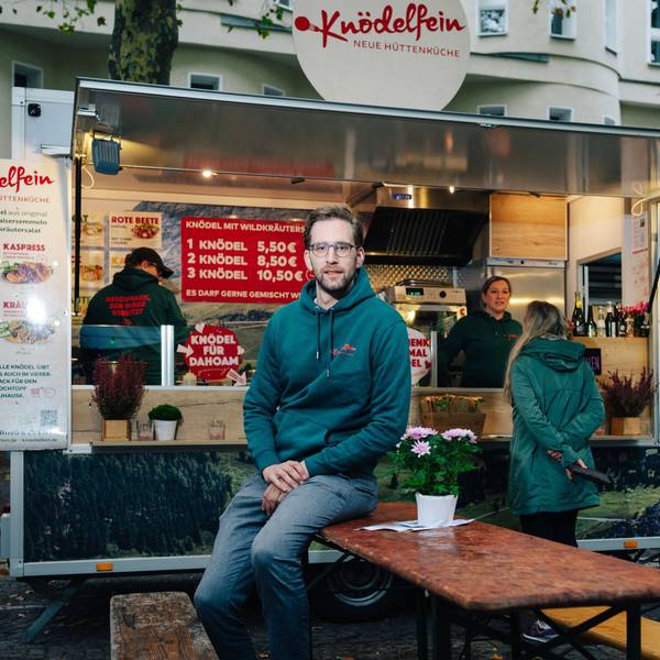 Christoph Schrader sitzt vor seinem Knödelfein-Foodtruck auf dem Kölner Rudolfplatz.