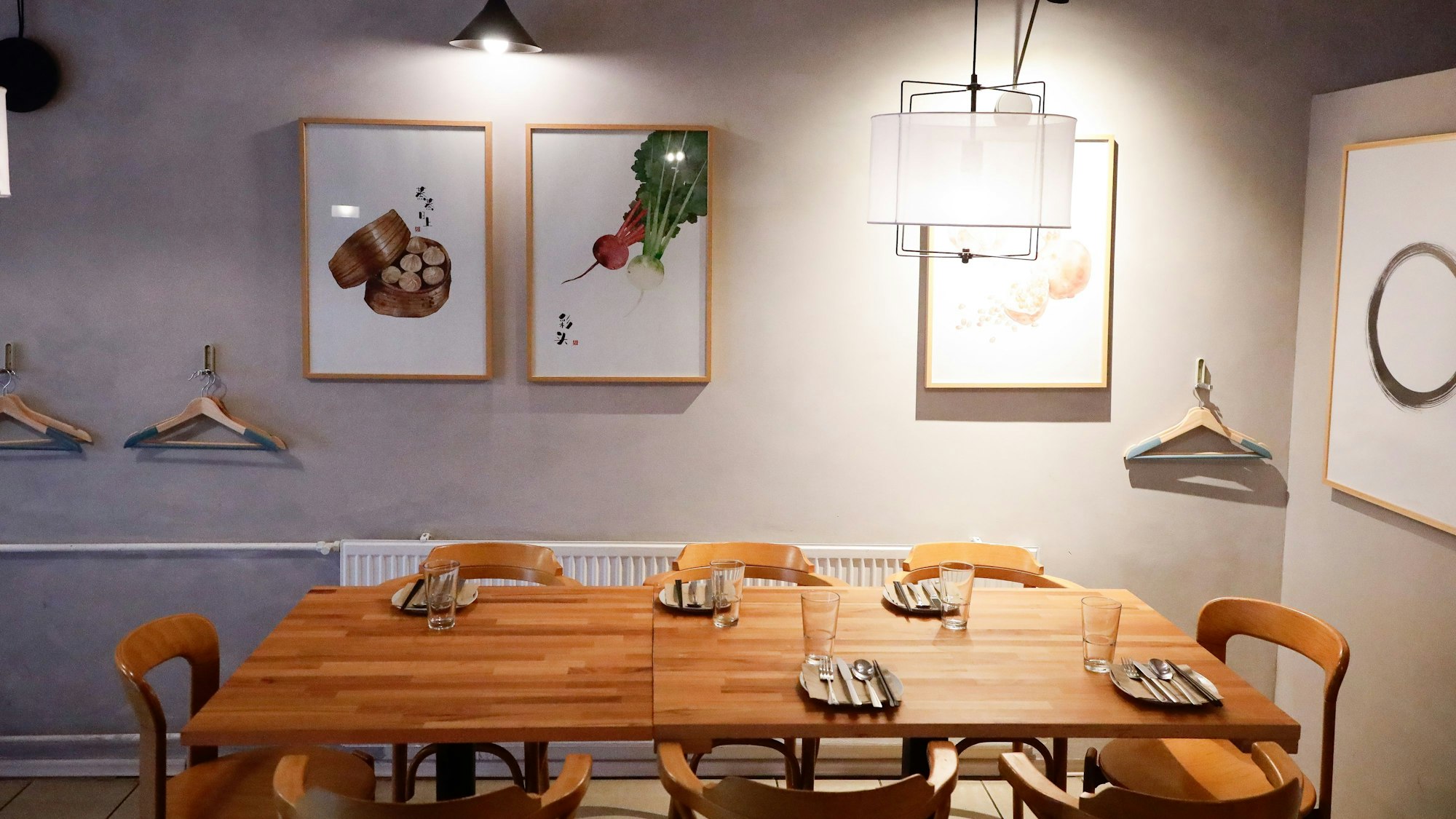 Ein Tisch steht im Restaurant „Juju & Lu“.