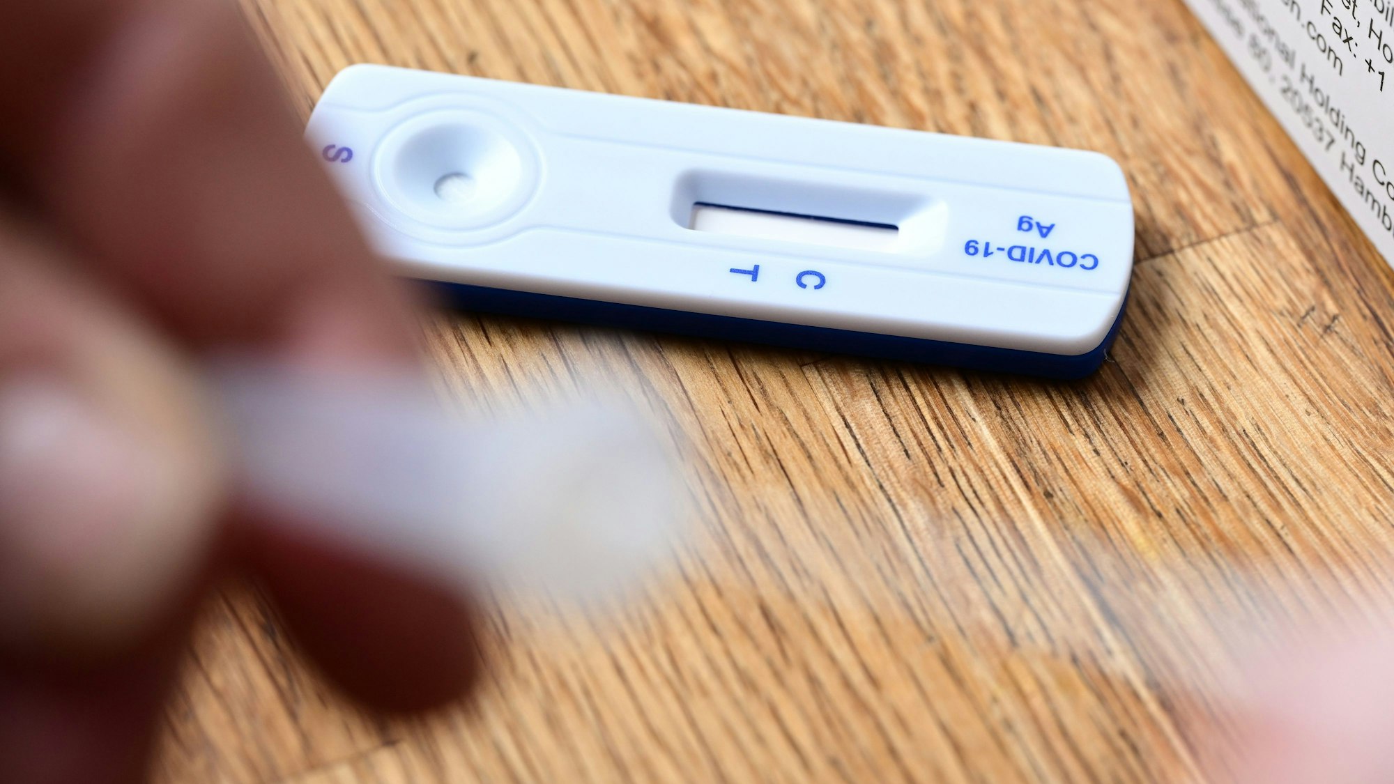 Ein Corona-Test liegt auf einem Tisch. (Symbolbild)
