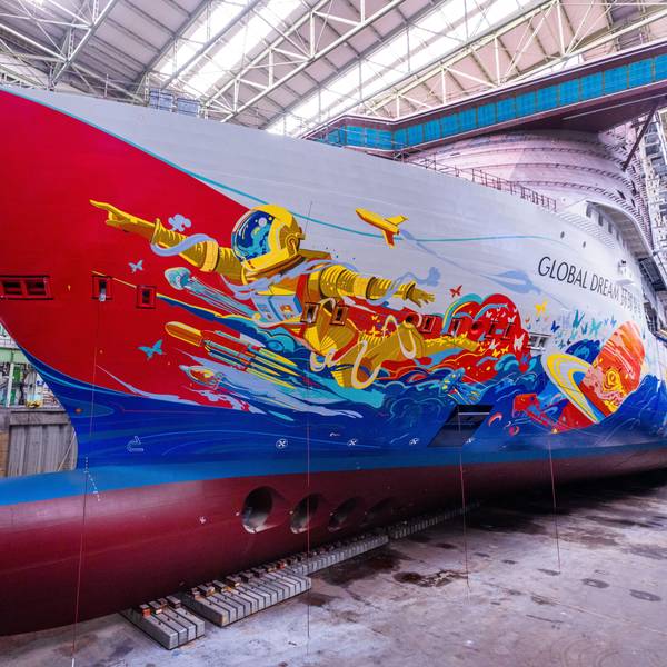 Das im Bau befindlichen Kreuzfahrtschiff „Global Dream“ (auch als „Global One“ bekannt) liegt im Baudock der ansonsten leeren Schiffbauhalle der ehemaligen MV-Werft in Wsimar.
