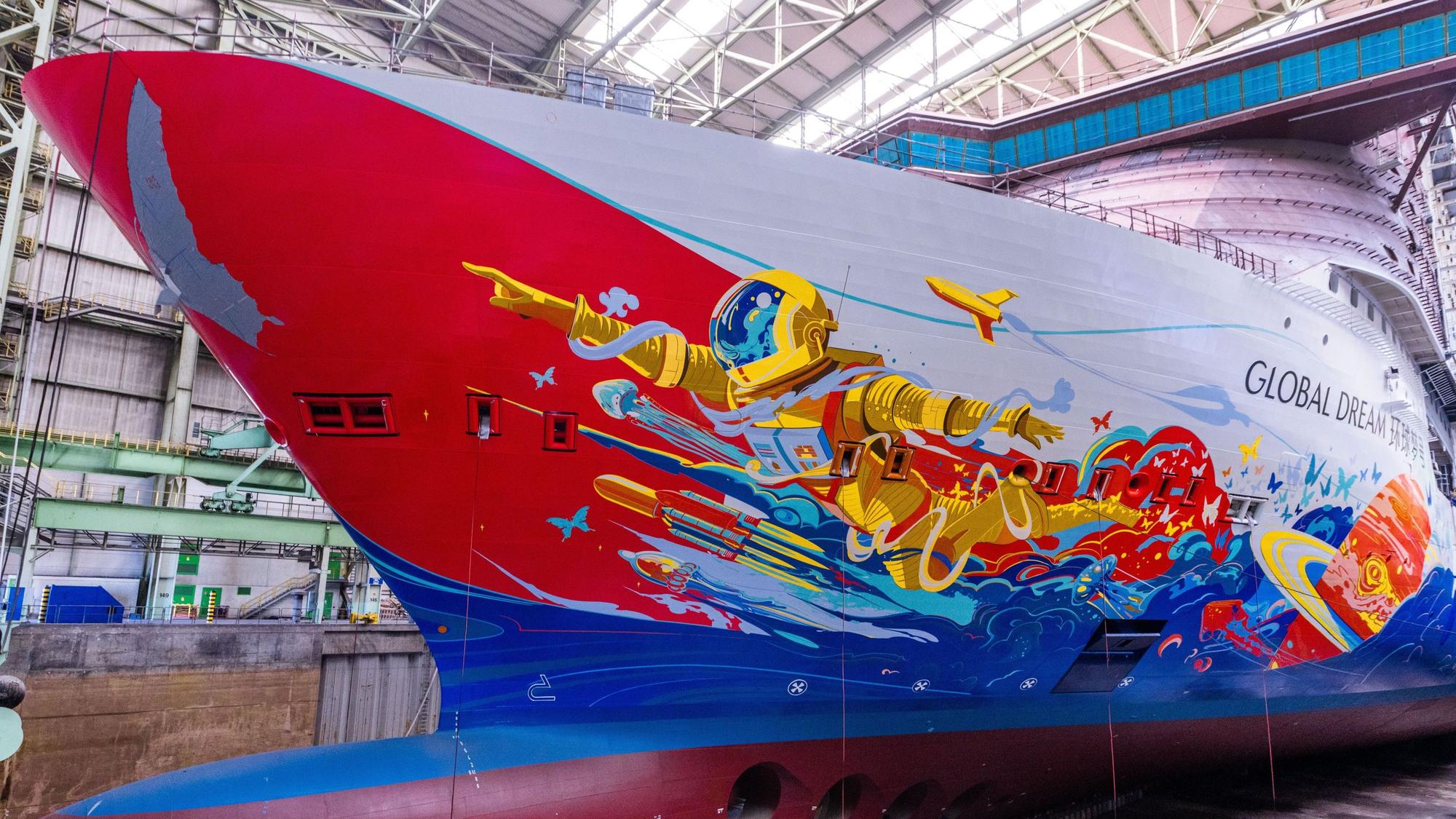 Das im Bau befindlichen Kreuzfahrtschiff „Global Dream“ (auch als „Global One“ bekannt) liegt im Baudock der ansonsten leeren Schiffbauhalle der ehemaligen MV-Werft in Wsimar.