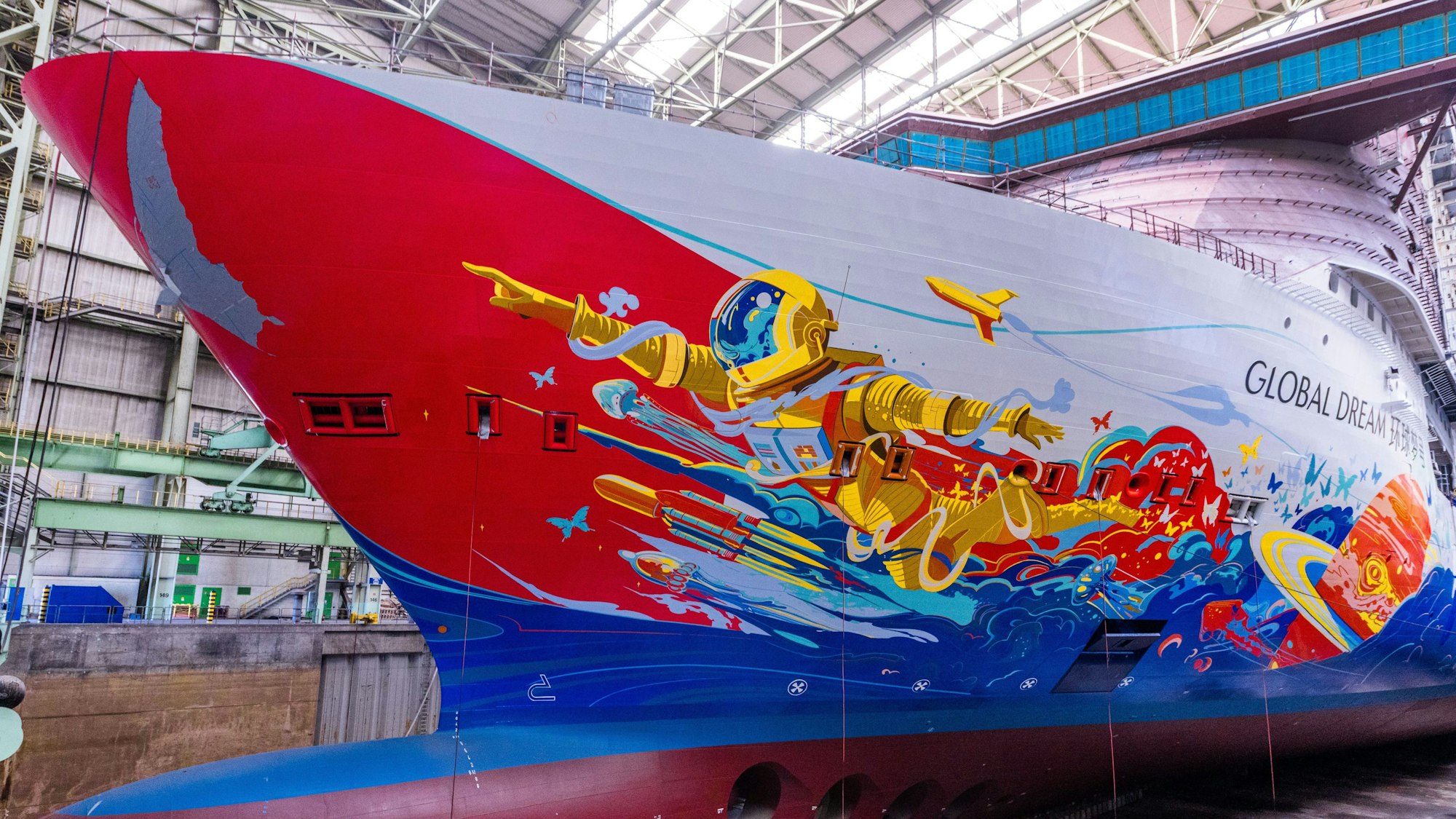 Das im Bau befindlichen Kreuzfahrtschiff „Global Dream“ (auch als „Global One“ bekannt) liegt im Baudock der ansonsten leeren Schiffbauhalle der ehemaligen MV-Werft in Wsimar.