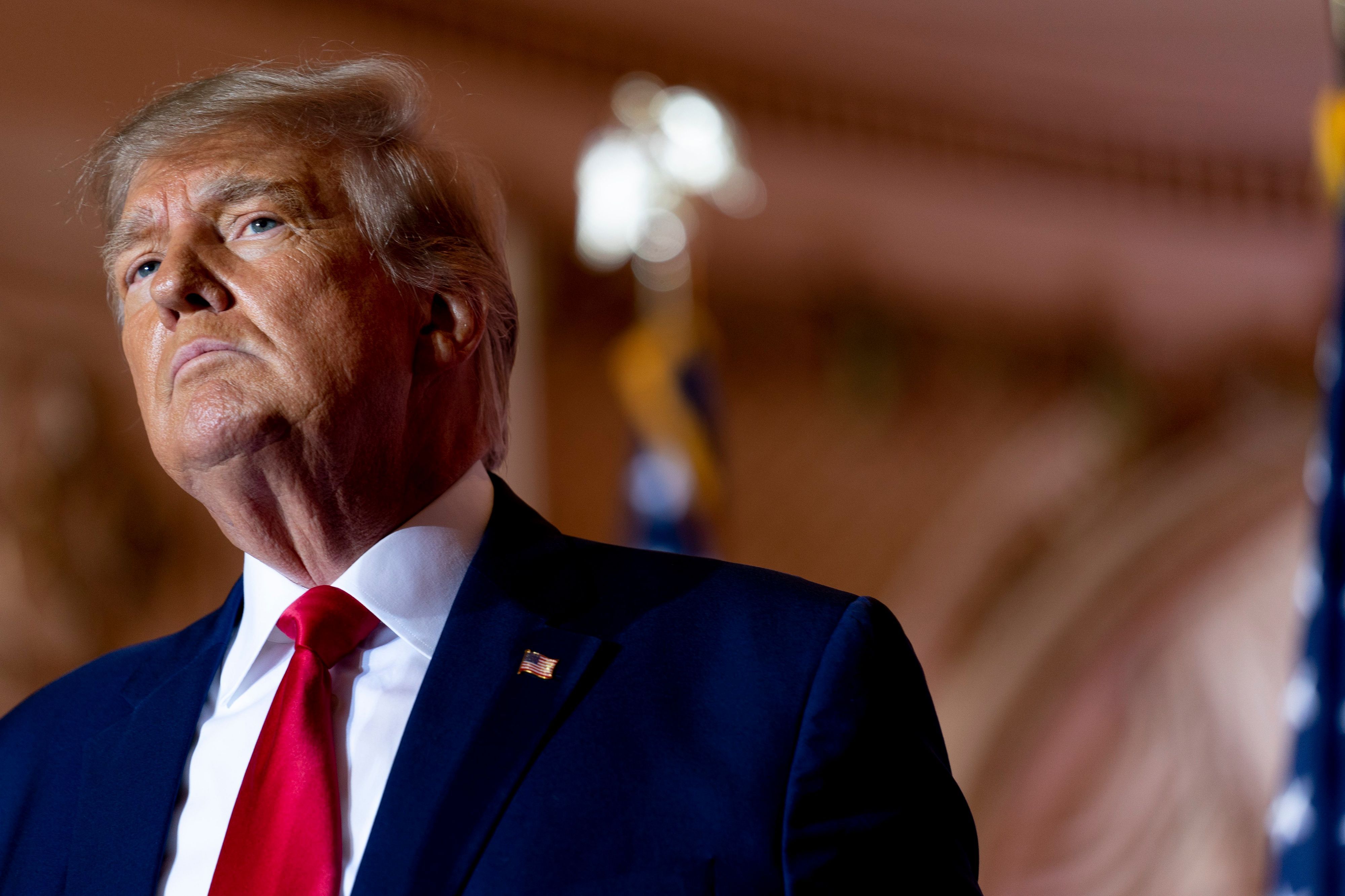 US-Präsident Donald Trump schaut skeptisch, nachdem er seine Kandidatur für die US-Präsidentschaftswahl 2024 angekündigt hat.