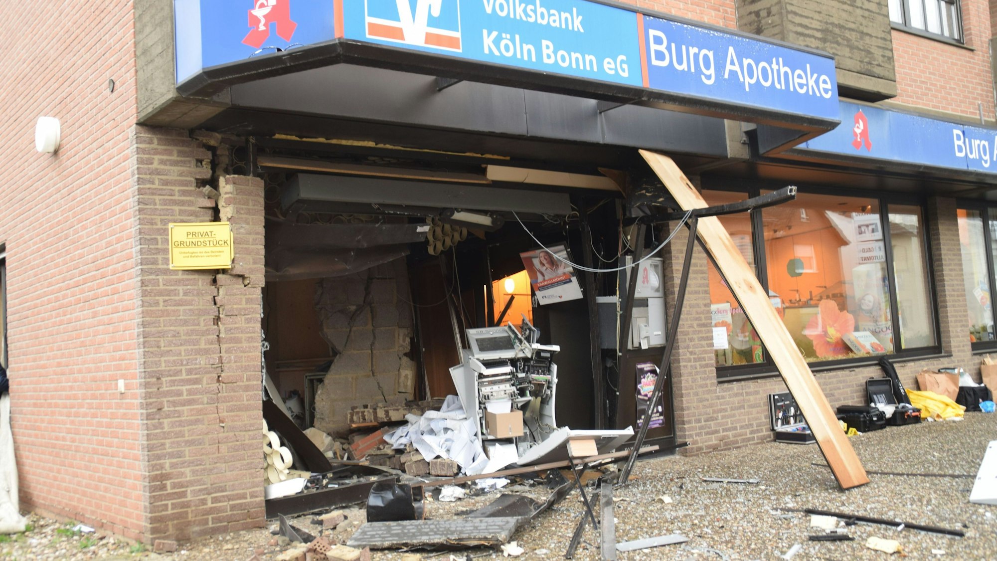 Das durch die Detonation beschädigte Gebäude. Überall liegen Trümmerteile.