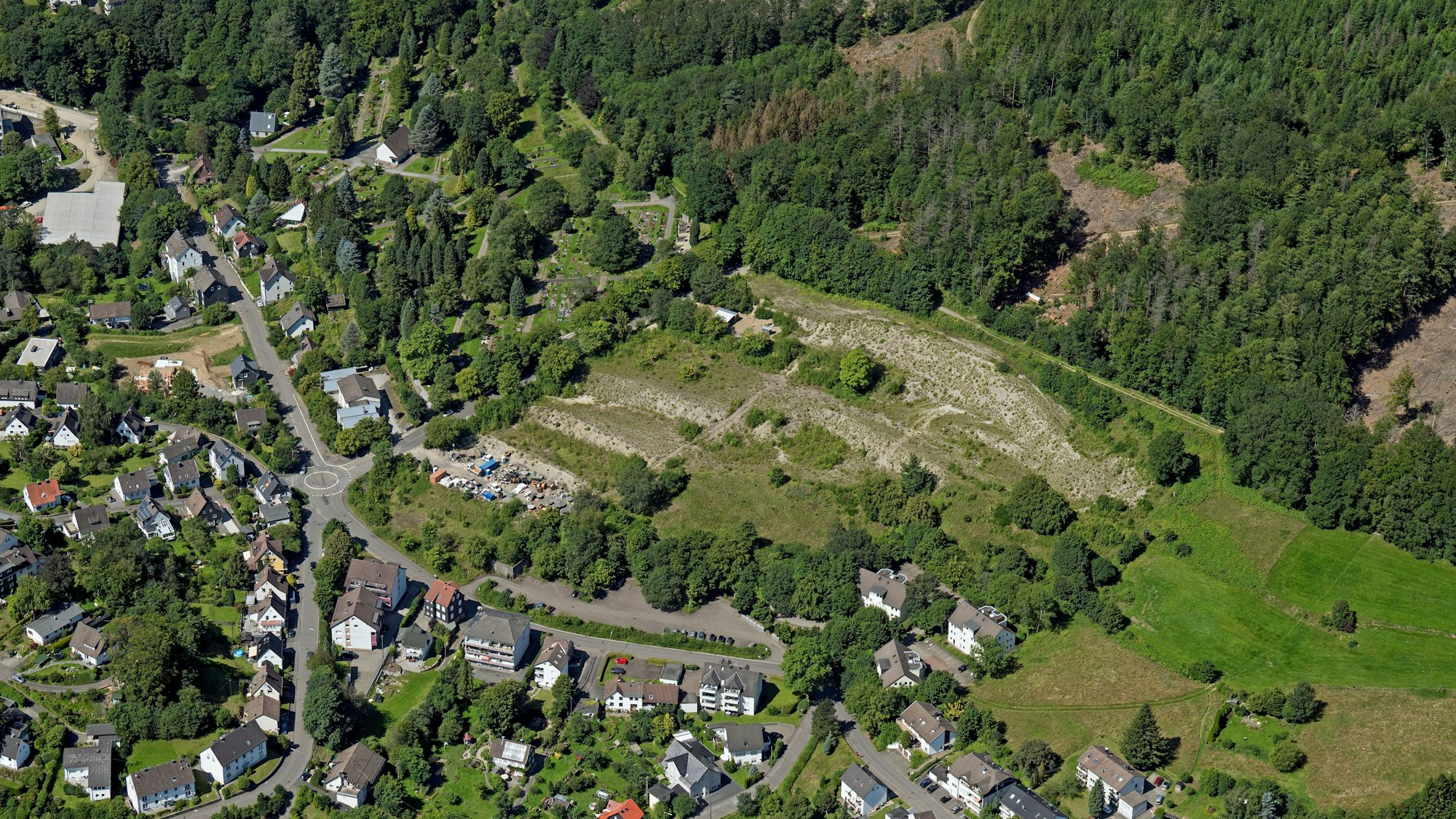 Das ehemalige Gelände der Fachhochschule auf dem Sandberg in Gummersbach aus der Luft. Wohnhäuser und Wald grenzen an das Areal.