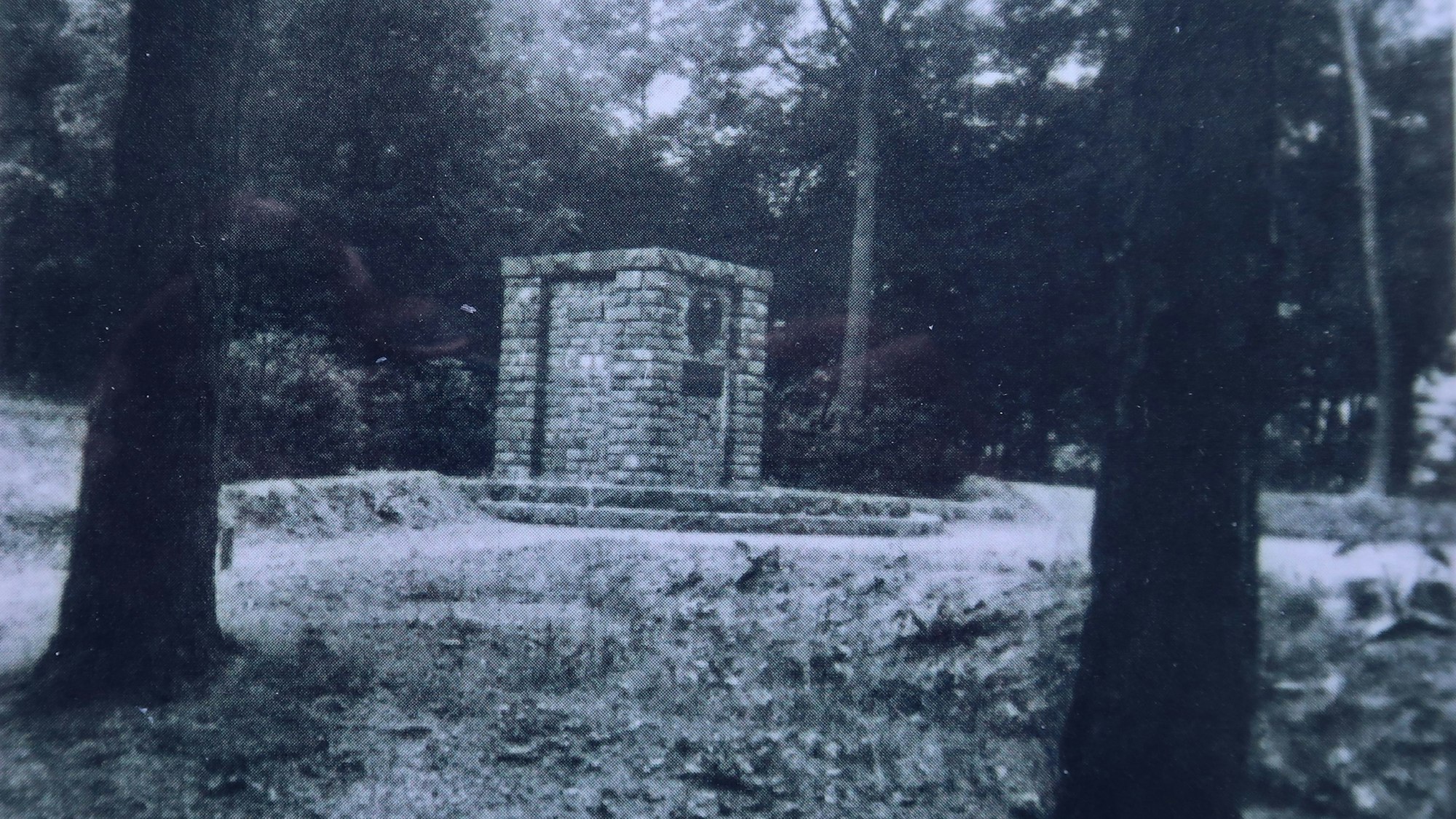 Ein schwarz-weißes Bild zeigt das Ebert-Rathenau-Erzberger-Denkmal aus Stein in Gummersbach. Es wurde 1933 von den Nazis abgerissen.