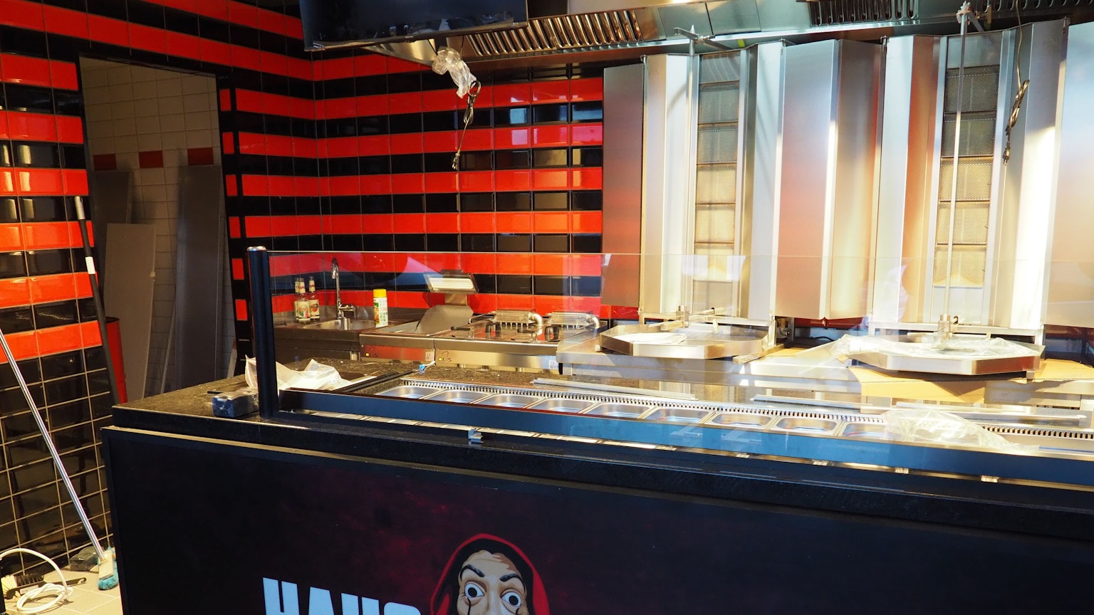 Auf einer Döner-Theke steht „Haus des Döners“.