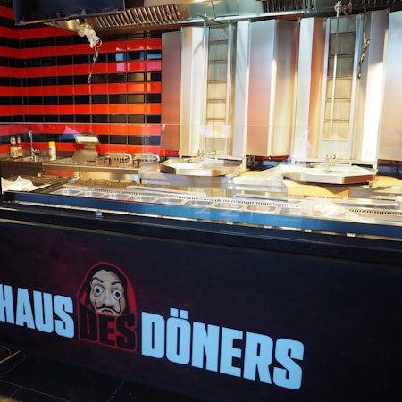 Auf einer Döner-Theke steht „Haus des Döners“.