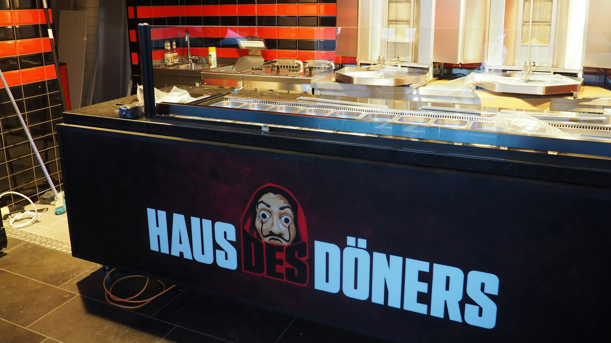 Auf einer Döner-Theke steht „Haus des Döners“.