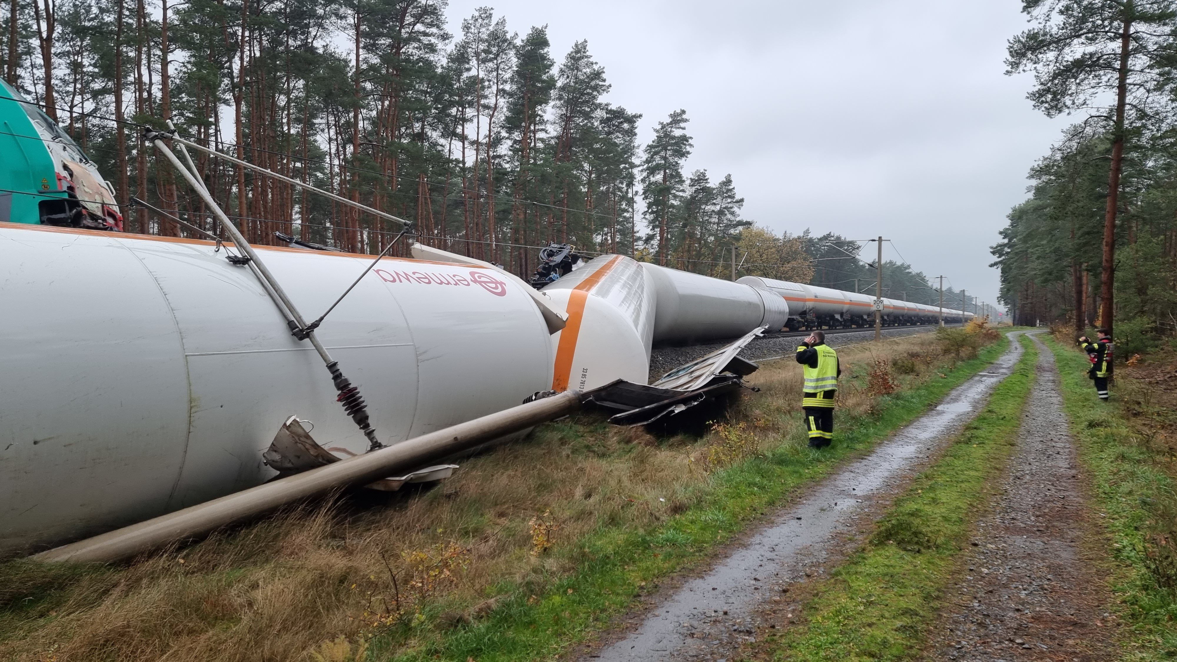 Zwei Güterzüge liegen schwer beschädigt neben den Gleisen, nachdem sie am Donnerstagmorgen nahe Gifhorn kollidiert sind.