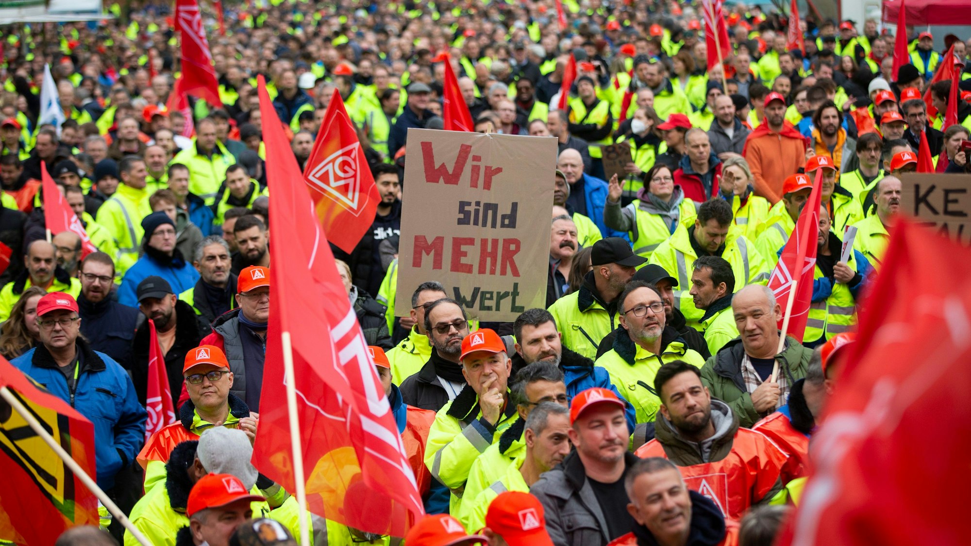 17.11.2022, Nordrhein-Westfalen, Köln: Beschäftigte von Ford und Mitarbeiter anderer Betriebe versammeln sich zu einer Demonstration und Kundgebung der Gewerkschaft IG Metall am Tor 24 des Ford-Werks in Köln Niehl.