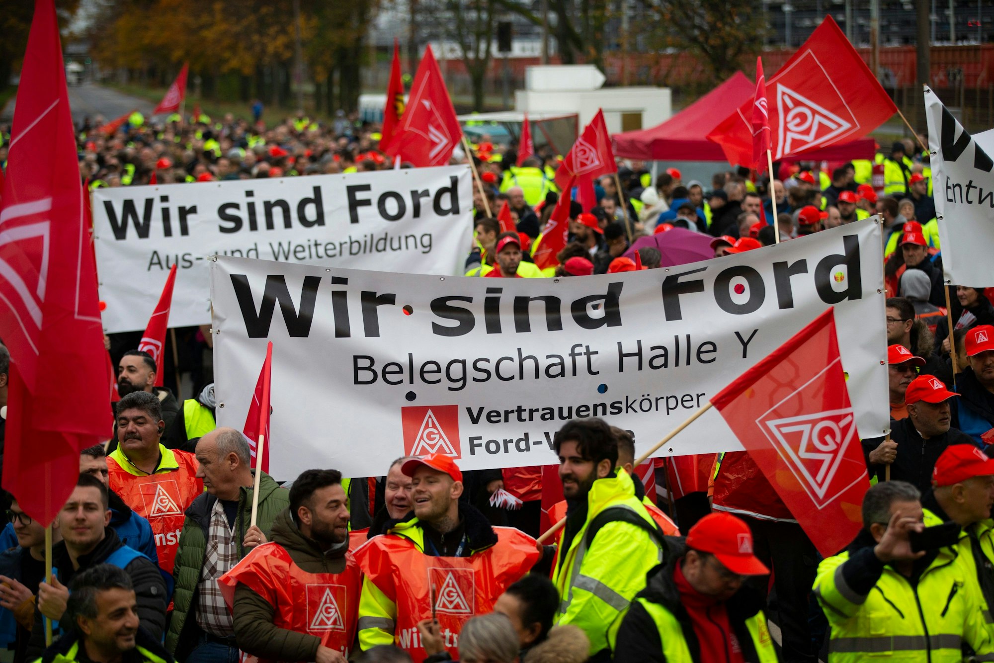 17.11.2022, Nordrhein-Westfalen, Köln: Beschäftigte von Ford und Mitarbeiter anderer Betriebe versammeln sich zu einer Demonstration