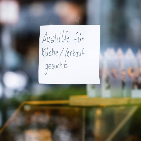 Viele Betriebe im Rhein-Sieg-Kreis müssen früher schließen, weil ihnen Personal fehlt. An den Fensterscheiben wird mit Aushängen um neue Mitarbeiterinnen und Mitarbeiter geworben. Corona und die Energiekrise verschärfen das Problem.