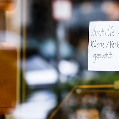 Viele Betriebe im Rhein-Sieg-Kreis müssen früher schließen, weil ihnen Personal fehlt. An den Fensterscheiben wird mit Aushängen um neue Mitarbeiterinnen und Mitarbeiter geworben. Corona und die Energiekrise verschärfen das Problem.