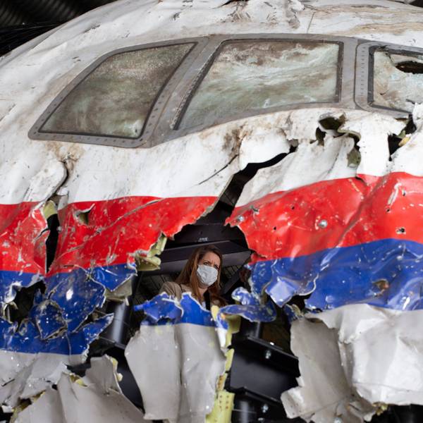 Richter und Anwälte im Prozess um den Absturz von Flug MH17 inspizieren das rekonstruierte Wrack der Passagiermaschine des MH17-Fluges auf dem Militärflugplatz Gilze-Rijen.