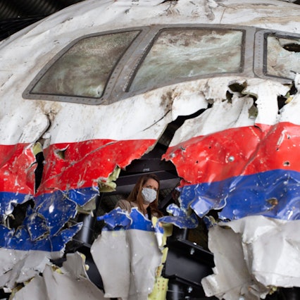 Richter und Anwälte im Prozess um den Absturz von Flug MH17 inspizieren das rekonstruierte Wrack der Passagiermaschine des MH17-Fluges auf dem Militärflugplatz Gilze-Rijen.