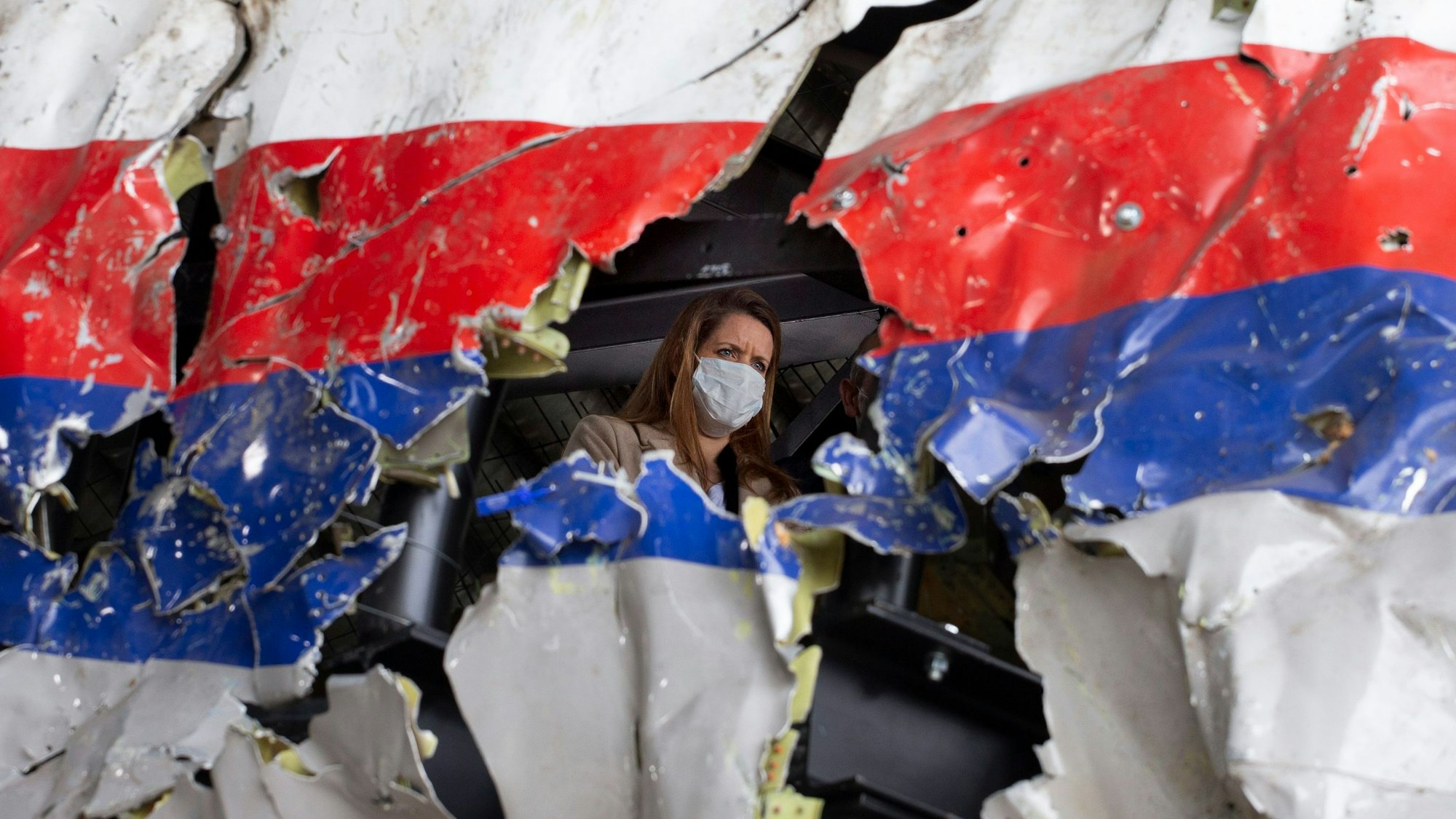 Richter und Anwälte im Prozess um den Absturz von Flug MH17 inspizieren das rekonstruierte Wrack der Passagiermaschine des MH17-Fluges auf dem Militärflugplatz Gilze-Rijen.