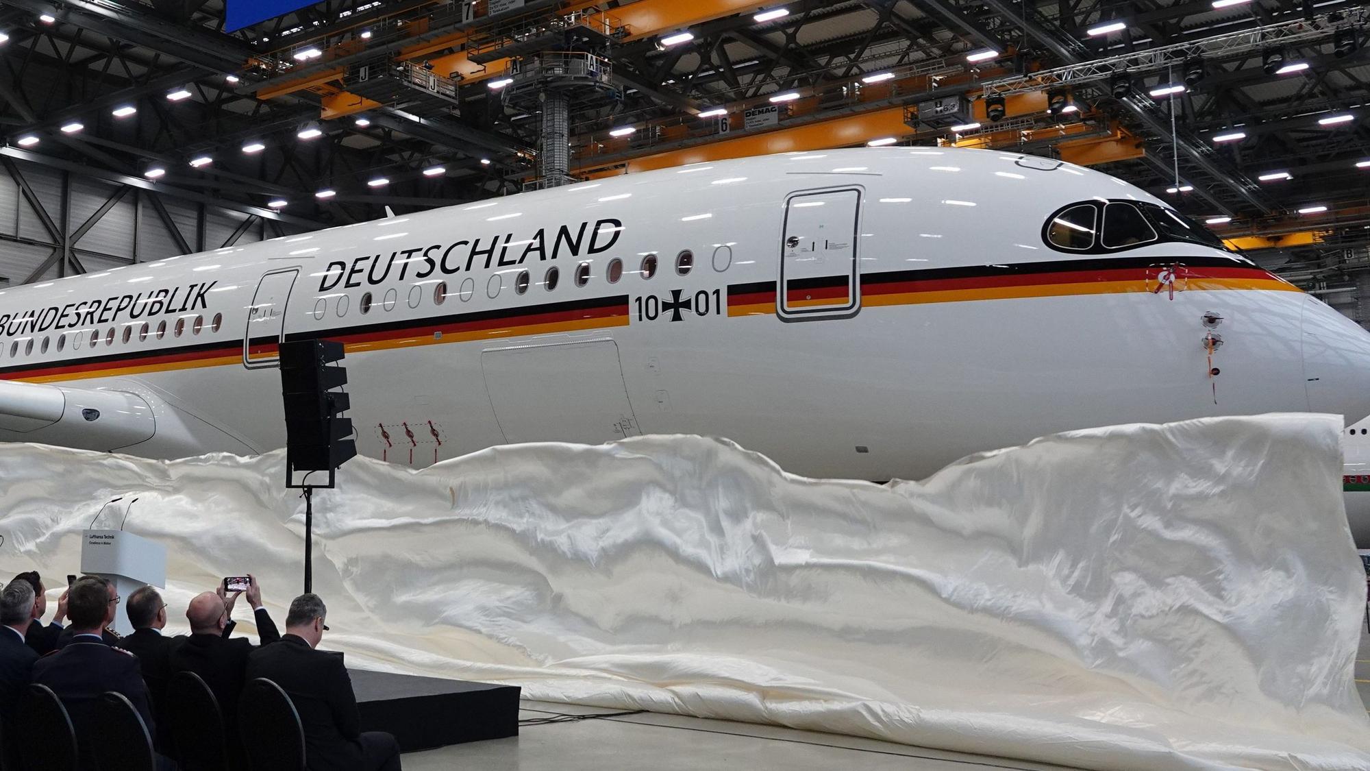 Der Airbus A350 „Konrad Adenauer“ steht in einer Flugzeughalle in Hamburg.